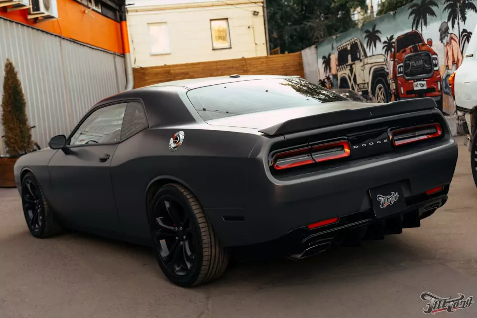 Заламинировали салон Dodge Challenger красным карбоном! Перетянули потолок в алькантару, перешили руль, установили цветные ремни + тормозная система Brembo и техническое дооснащение